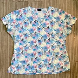 L Absolute brand Scrub Top, very pretty floral! 🌸
